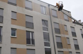 Professionelle Fassadenreinigung ohne Gerüstbau von Firma algenfiX in München 2024