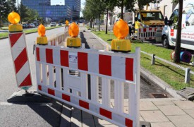 Sicherer Durchgang für Passanten während Straßensperrung für algenfix Fassadenwäschen in München