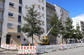 Straßenabsperrung während der professionellen Fassadenreinigung in München