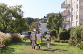 Team algenfiX im Einsatz für eine professionelle Fassadenreinigung einer großen WEG in München 2024