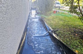 Umweltschonende-Schmutzwasser-Auffangung-während-der-algenfiX-Fassadenwäsche