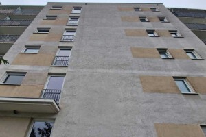 Verschmutzte Fassade einer Wohnanlage in München vor algenfix Fassadenwäsche