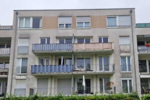 Verschmutzte WEG Hausfassade in München vor professioneller Fassadenreinigung