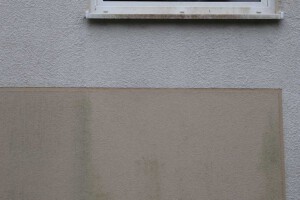 Vorherbild Mehfamilienhaus Fassadenreinigung in München 2024